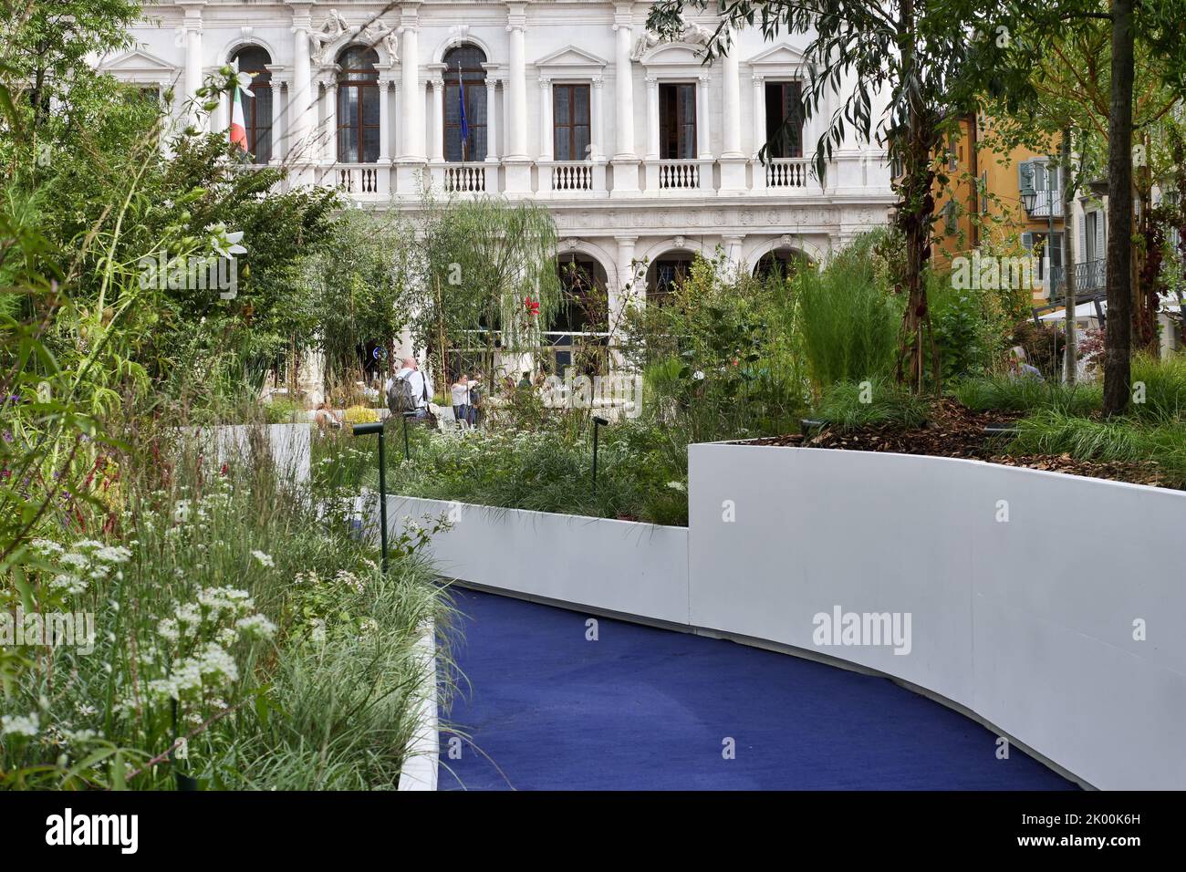 Ancienne place Bergame recouverte de verdure, mise en scène par Cassian Schmidt pour le festival naturaliste Master of Landscape. Banque D'Images