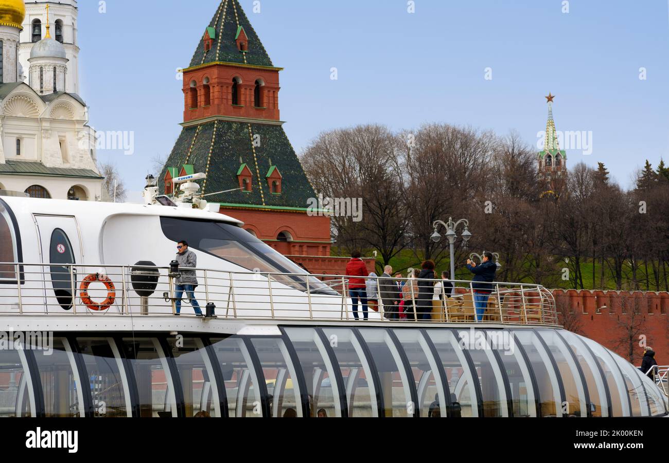MOSCOU - 21 AVRIL 2017 : un bateau touristique flotte sur la rivière Moskva et passe devant le Kremlin de Moscou, en Russie Banque D'Images