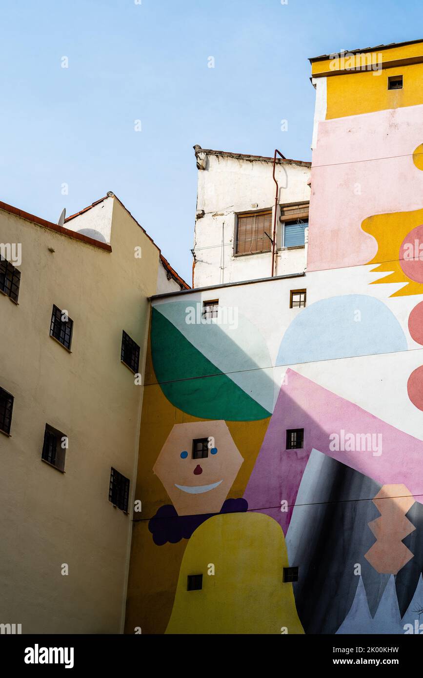 Madrid, Espagne - 17 octobre 2020 : façades peintes vibrantes dans une rue typique de Lavapies avec d'anciens bâtiments résidentiels. C'est l'un des plus branchés Banque D'Images