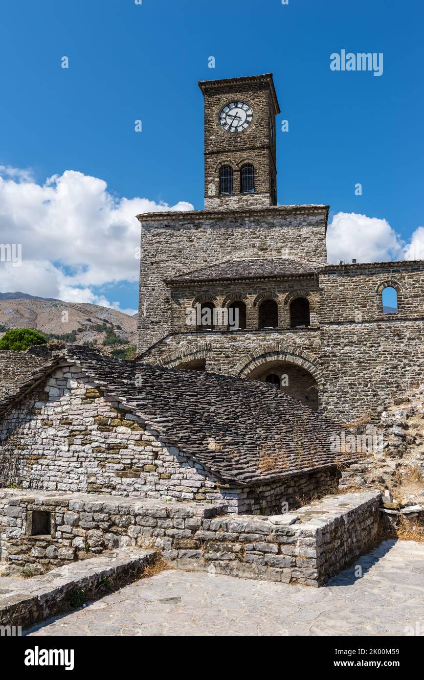 Tour de l'horloge à l'intérieur du château de Gjirokaster en Albanie Banque D'Images