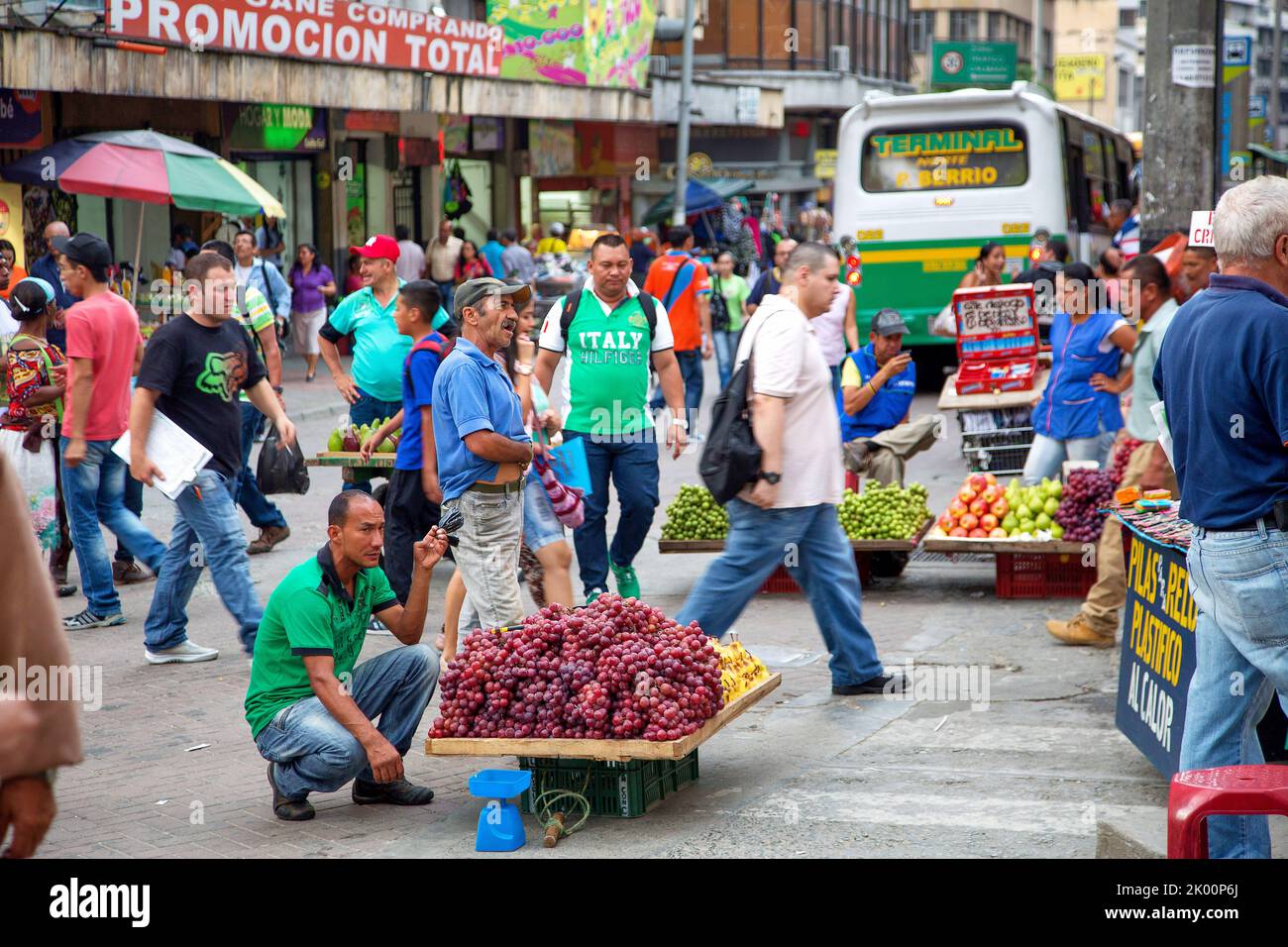 Colombie, Medellin, vente de raisins dans le centre de la ville sur la rue. Banque D'Images