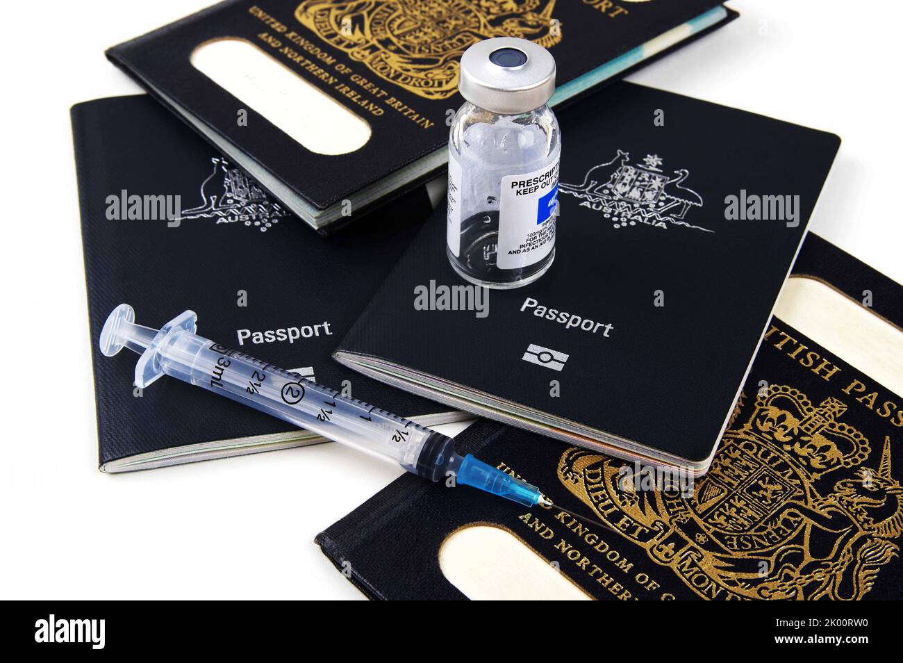 divers passeports et médicaments de voyage sur fond blanc Banque D'Images