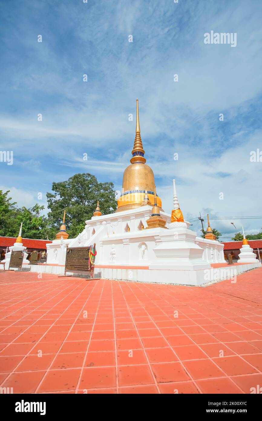 Phra That Sawi est l'une des destinations de voyage situées à Wat Phra dans la province de Sawi Chumphon, en Thaïlande. Banque D'Images Phra That Sawi est l'une des destinations de voyage situées à Wat Phra dans la province de Sawi Chumphon, en Thaïlande. Banque D'Images