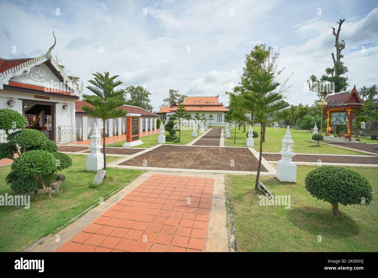 Phra That Sawi est l'une des destinations de voyage situées à Wat Phra dans la province de Sawi Chumphon, en Thaïlande. Banque D'Images Phra That Sawi est l'une des destinations de voyage situées à Wat Phra dans la province de Sawi Chumphon, en Thaïlande. Banque D'Images