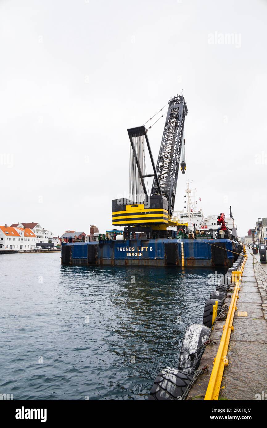 Navire-grue flottant à levage lourd, tronds lift 6, immatriculé à Bergen. Haugesund, Norvège Banque D'Images