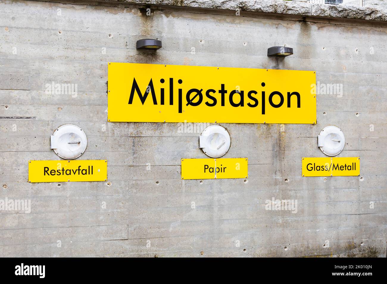 Station de recyclage construite dans un mur en béton, Haugesund, Norvège. En norvégien, miljøstasjon, restavall, papir, metall, verre. Banque D'Images