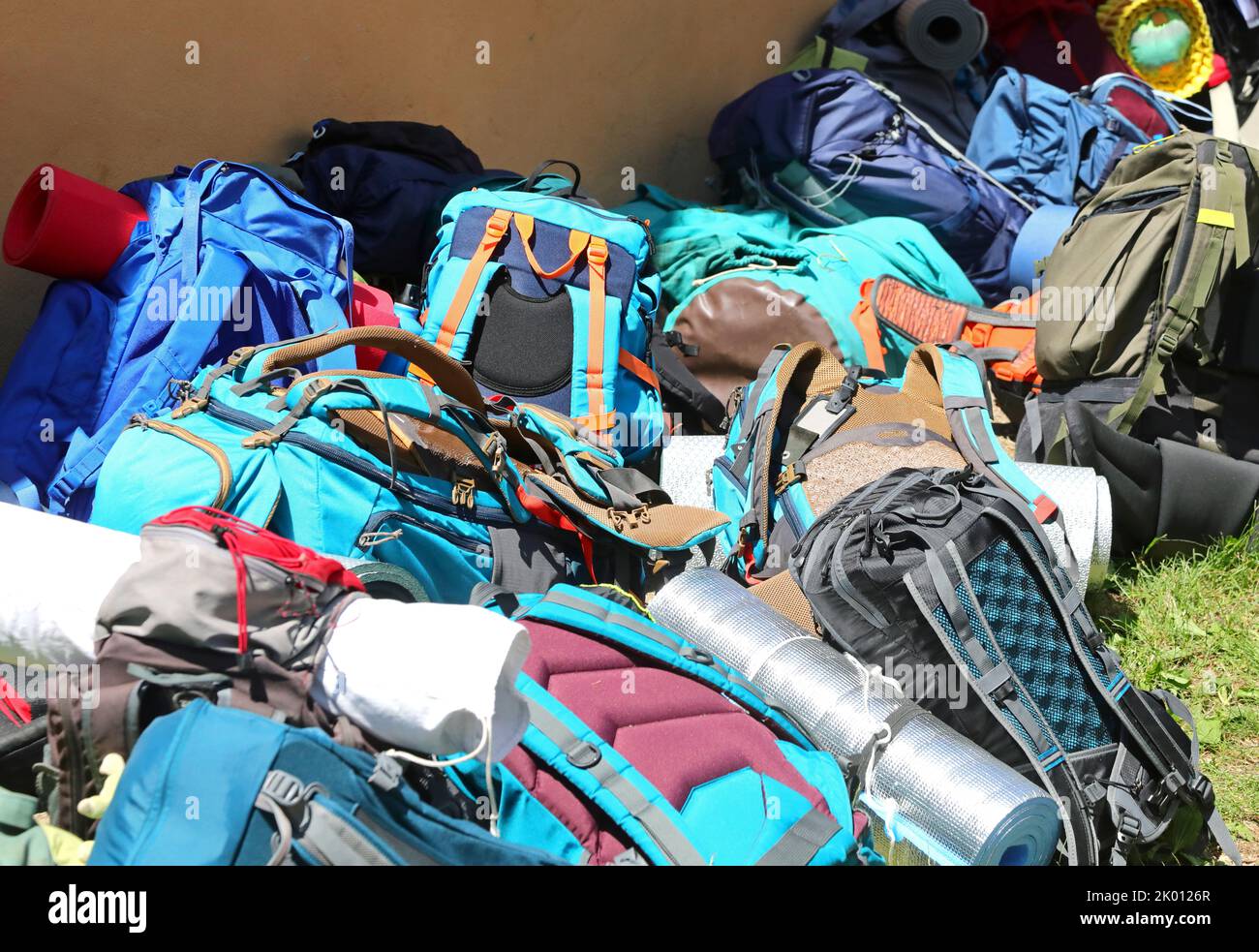 de nombreux sacs à dos et sacs à dos avec sacs de couchage pendant le camp d'été boyscout sans personnes Banque D'Images