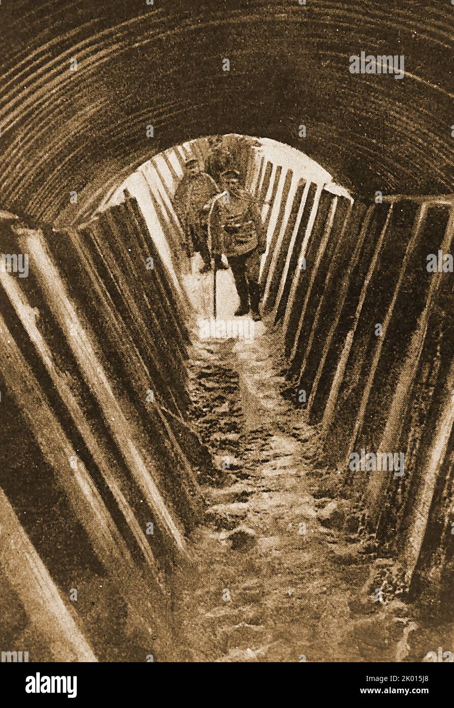 WWI - à l'intérieur d'une tranchée allemande à l'épreuve des bombes construite de plaques de métal et de feuilles de fer ondulées. ------- WWI - in einem deutschen grandensicheren Graben aus Metallplatten und Wellblechen. Banque D'Images