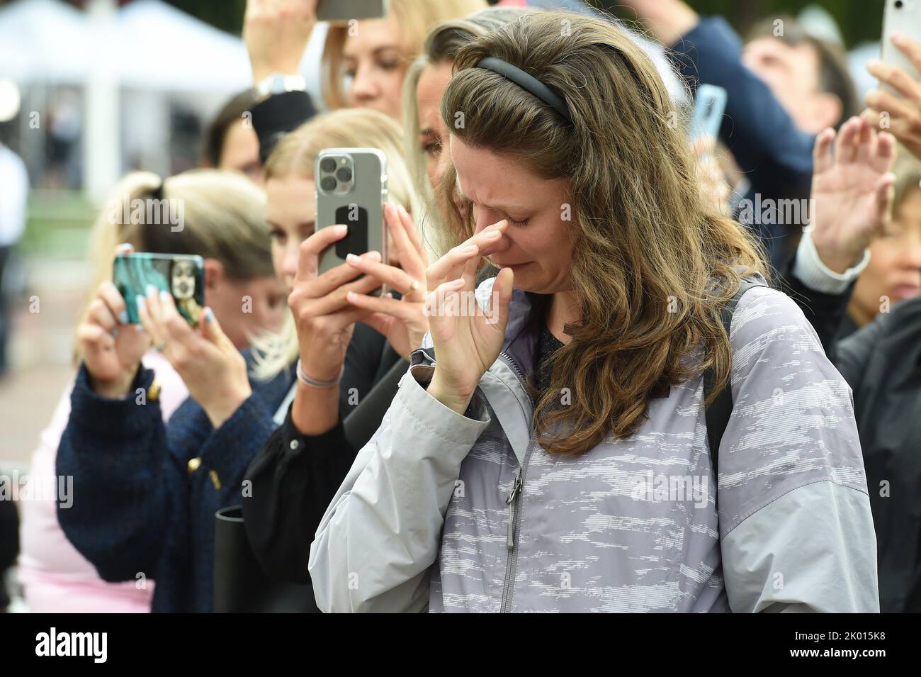 Londres, Royaume-Uni. 9th septembre 2022. Une femme jette une déchirure à l'extérieur de Buckingham Palace le matin après la mort de la reine Elizabeth Credit: MARTIN DALTON/Alamy Live News Banque D'Images