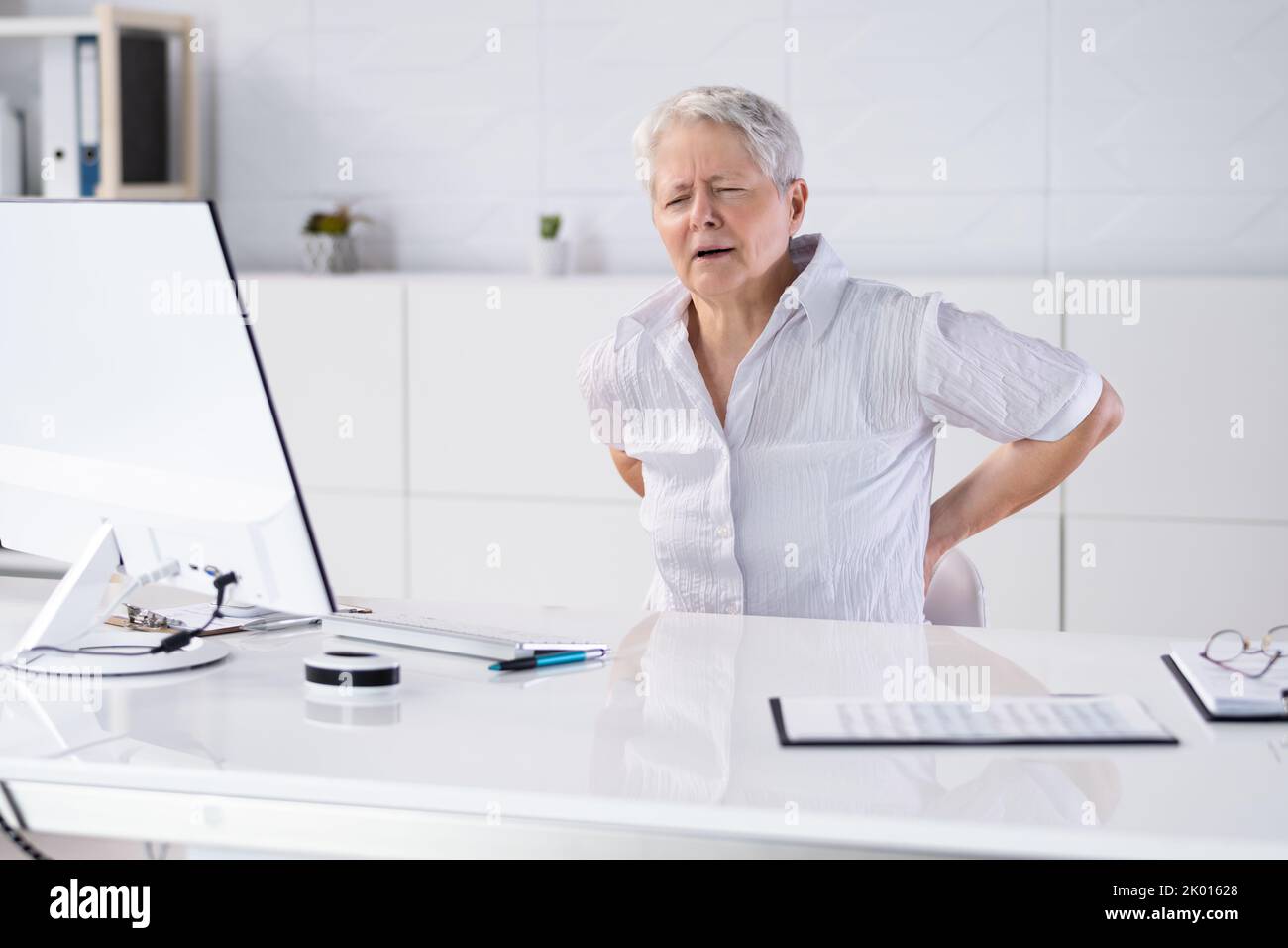 Femme souffrant de mal de dos. Mauvaise posture du bureau Banque D'Images