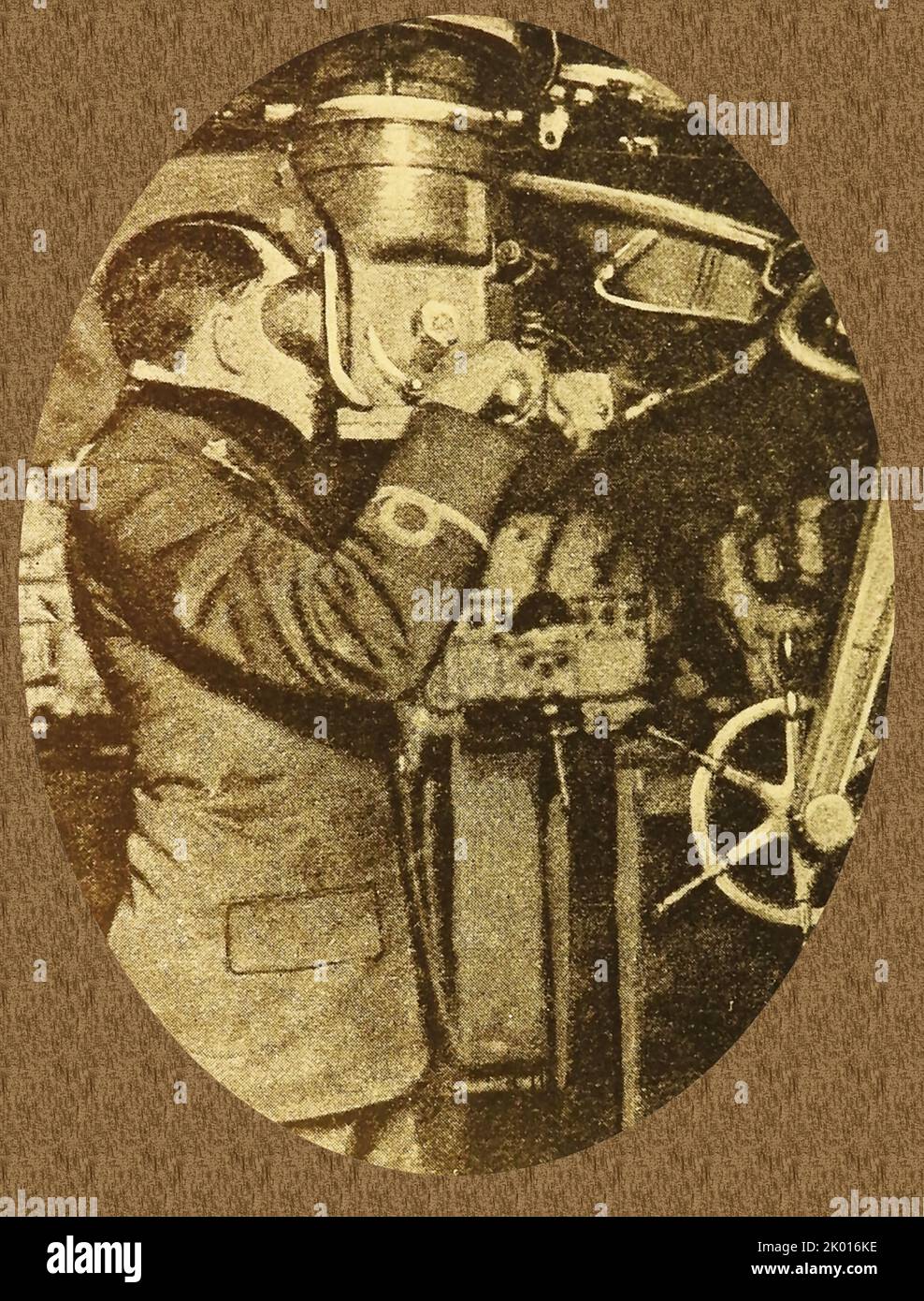 WWI - Un officier sous-marin allemand utilisant son périscope --- WWI - Ein deutscher U-Boot-Offizier mit seinem Periskop Banque D'Images