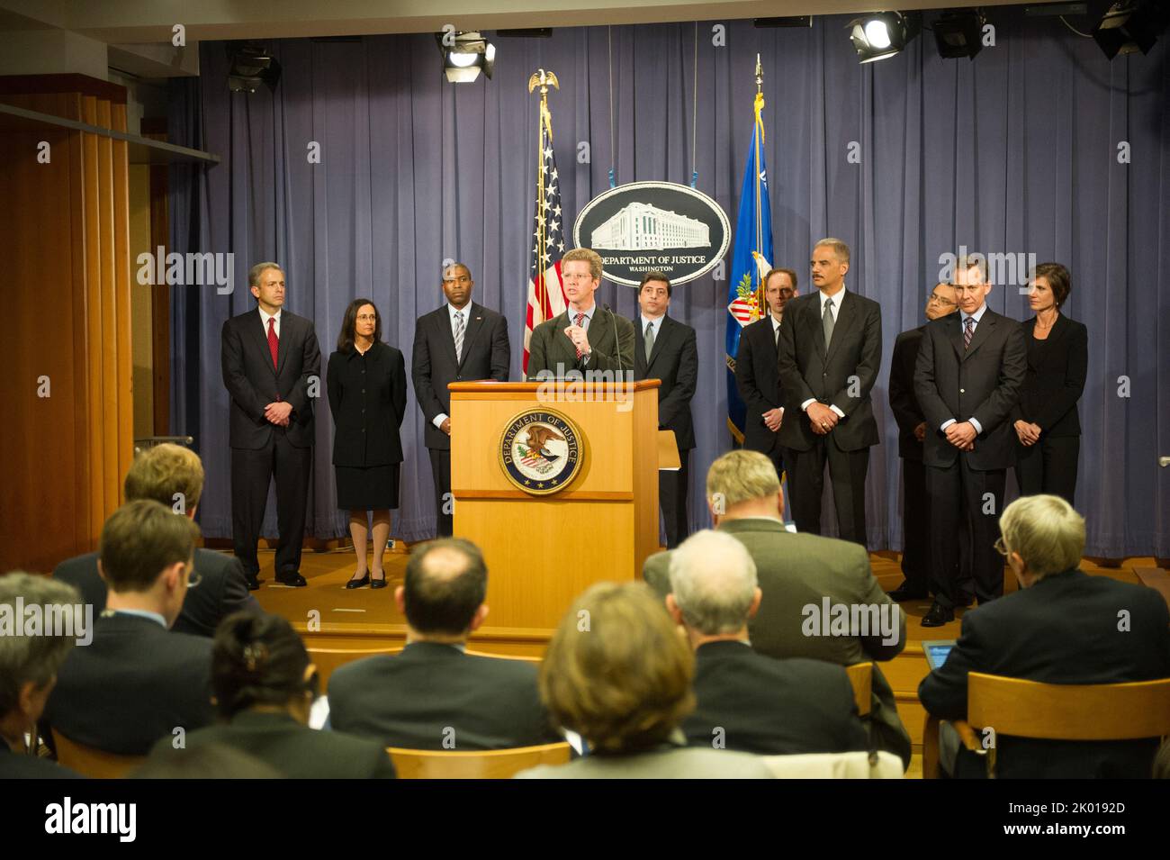 Le secrétaire Shaun Donovan du ministère de la Justice, où il s'est joint au procureur général Eric Holder, Jr. Et à d'autres fonctionnaires fédéraux, d'État et locaux lors d'une conférence de presse annonçant le nouveau Groupe de travail sur les titres hypothécaires résidentiels du Groupe de travail sur l'application de la fraude financière. Parmi les autres dignitaires présents, qui faisaient partie du Groupe de travail, on comptait le directeur de l'application de la loi de la Commission de sécurité et d'échange, Robert Khuzami, le procureur général de New York, Eric Schneiderman, le procureur du district du Colorado des États-Unis, John Walsh, et le procureur général adjoint du ministère de la Justice pour t Banque D'Images