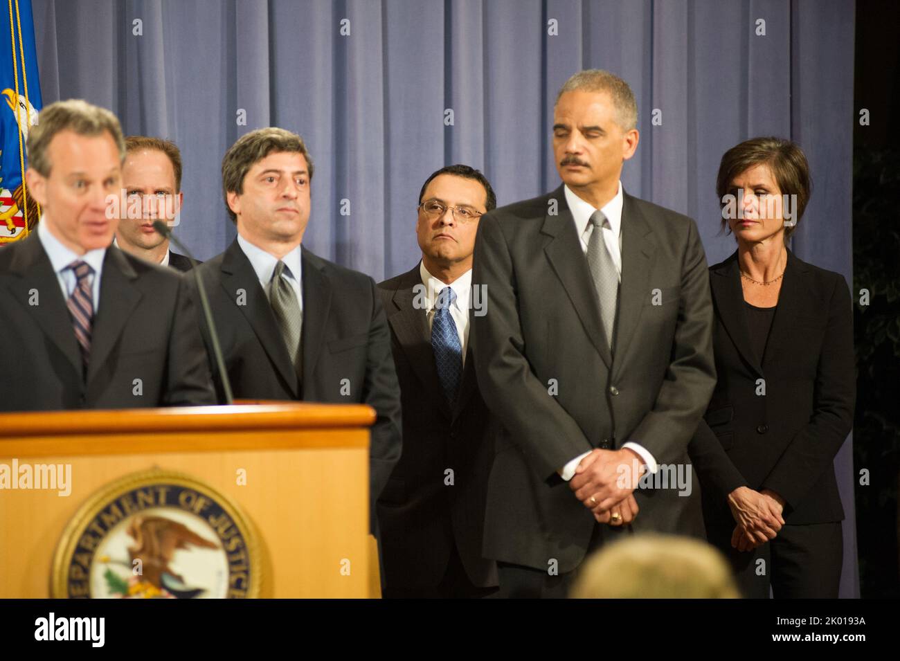 Le secrétaire Shaun Donovan du ministère de la Justice, où il s'est joint au procureur général Eric Holder, Jr. Et à d'autres fonctionnaires fédéraux, d'État et locaux lors d'une conférence de presse annonçant le nouveau Groupe de travail sur les titres hypothécaires résidentiels du Groupe de travail sur l'application de la fraude financière. Parmi les autres dignitaires présents, qui faisaient partie du Groupe de travail, on comptait le directeur de l'application de la loi de la Commission de sécurité et d'échange, Robert Khuzami, le procureur général de New York, Eric Schneiderman, le procureur du district du Colorado des États-Unis, John Walsh, et le procureur général adjoint du ministère de la Justice pour t Banque D'Images