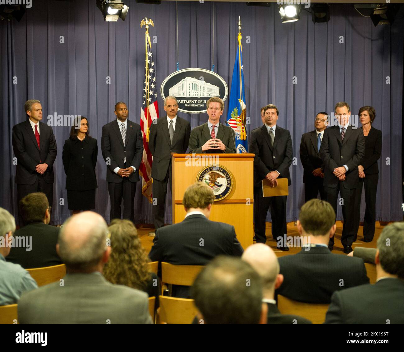 Le secrétaire Shaun Donovan du ministère de la Justice, où il s'est joint au procureur général Eric Holder, Jr. Et à d'autres fonctionnaires fédéraux, d'État et locaux lors d'une conférence de presse annonçant le nouveau Groupe de travail sur les titres hypothécaires résidentiels du Groupe de travail sur l'application de la fraude financière. Parmi les autres dignitaires présents, qui faisaient partie du Groupe de travail, on comptait le directeur de l'application de la loi de la Commission de sécurité et d'échange, Robert Khuzami, le procureur général de New York, Eric Schneiderman, le procureur du district du Colorado des États-Unis, John Walsh, et le procureur général adjoint du ministère de la Justice pour t Banque D'Images