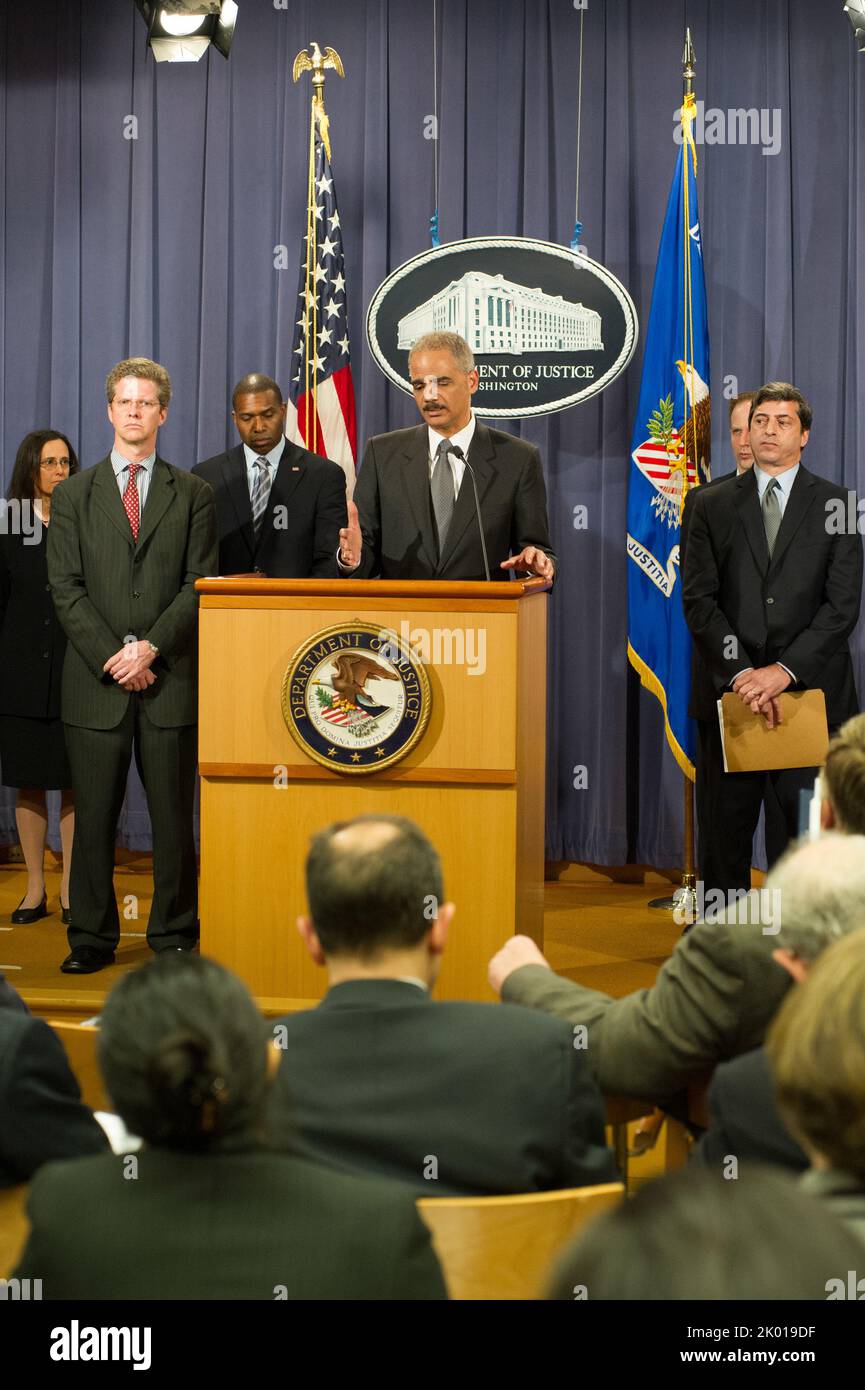 Le secrétaire Shaun Donovan du ministère de la Justice, où il s'est joint au procureur général Eric Holder, Jr. Et à d'autres fonctionnaires fédéraux, d'État et locaux lors d'une conférence de presse annonçant le nouveau Groupe de travail sur les titres hypothécaires résidentiels du Groupe de travail sur l'application de la fraude financière. Parmi les autres dignitaires présents, qui faisaient partie du Groupe de travail, on comptait le directeur de l'application de la loi de la Commission de sécurité et d'échange, Robert Khuzami, le procureur général de New York, Eric Schneiderman, le procureur du district du Colorado des États-Unis, John Walsh, et le procureur général adjoint du ministère de la Justice pour t Banque D'Images