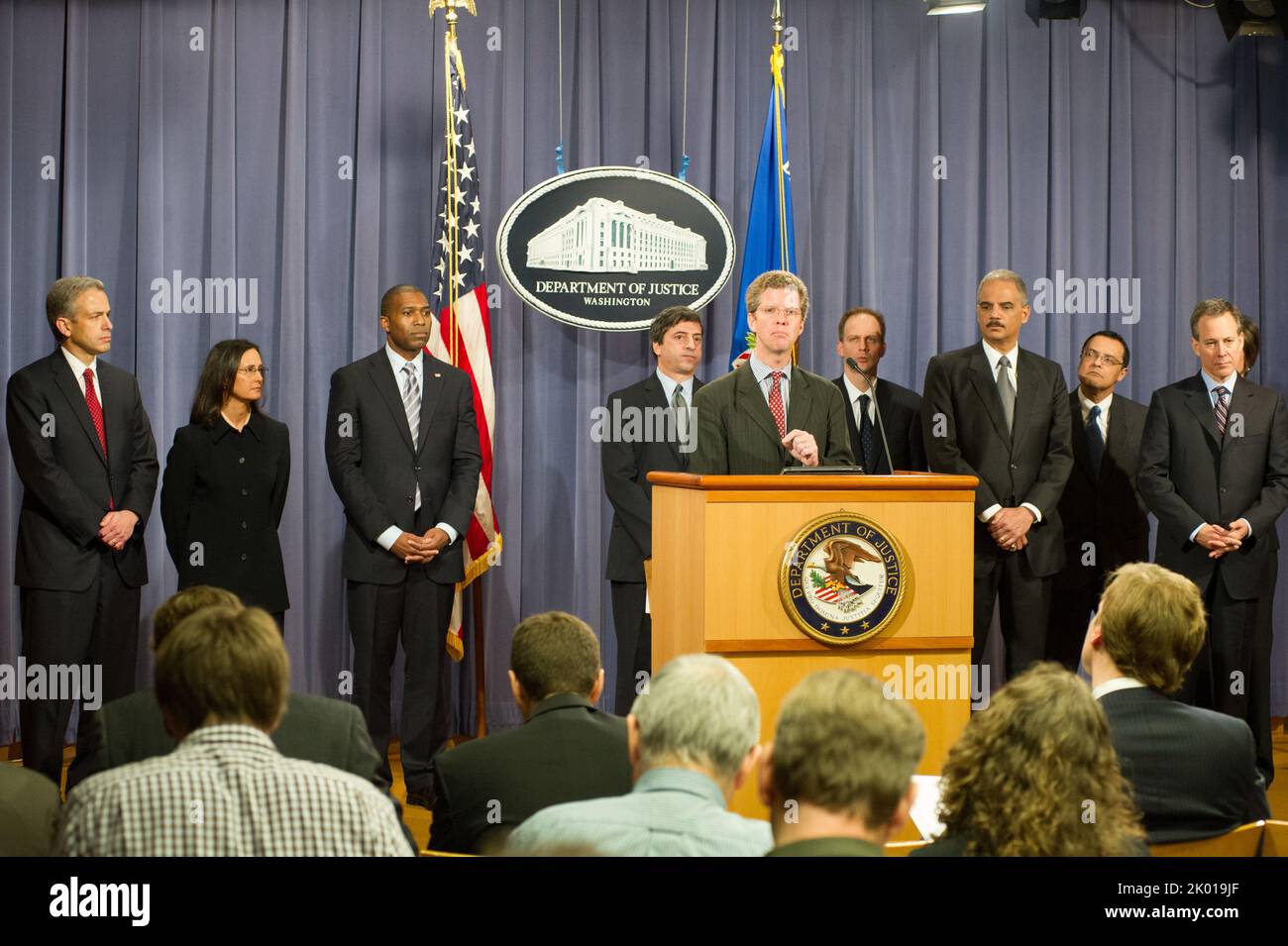 Le secrétaire Shaun Donovan du ministère de la Justice, où il s'est joint au procureur général Eric Holder, Jr. Et à d'autres fonctionnaires fédéraux, d'État et locaux lors d'une conférence de presse annonçant le nouveau Groupe de travail sur les titres hypothécaires résidentiels du Groupe de travail sur l'application de la fraude financière. Parmi les autres dignitaires présents, qui faisaient partie du Groupe de travail, on comptait le directeur de l'application de la loi de la Commission de sécurité et d'échange, Robert Khuzami, le procureur général de New York, Eric Schneiderman, le procureur du district du Colorado des États-Unis, John Walsh, et le procureur général adjoint du ministère de la Justice pour t Banque D'Images