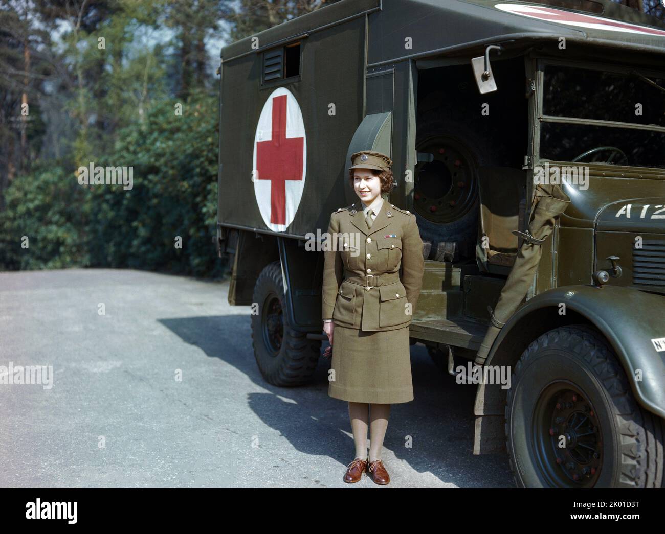 HRH la princesse Elizabeth dans le service territorial auxiliaire, avril 1945 - la princesse Elizabeth, une Subaltern de 2nd dans l'ATS debout devant une ambulance. Banque D'Images