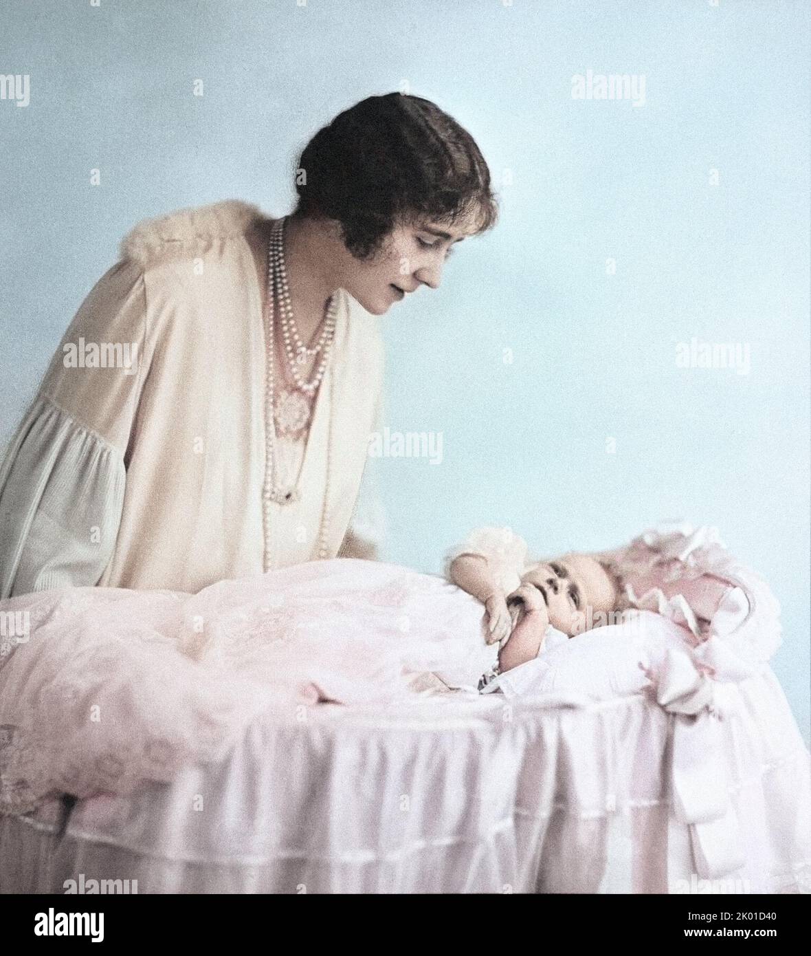 Photographie de la duchesse de York (1900-2002), plus tard la reine Elizabeth, avec sa petite fille la princesse Elizabeth de York (né en 1926), plus tard HM la reine Elizabeth II - photo de Richard N Speaight - Colorisée par Bill Waterson Banque D'Images