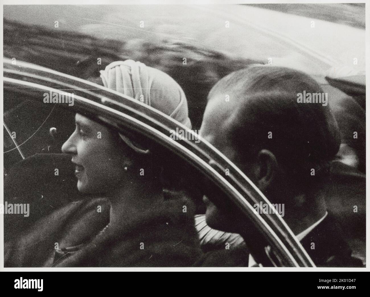 Apparitions publiques - New York (État) - New York - la reine Elizabeth II et le prince Philip dans une voiture 1957 - Rizzuto, Angelo. Banque D'Images
