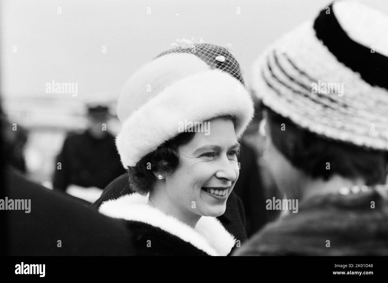 Queen Elisabeth 1 mai 1962 arrivée à l'aéroport aux pays-Bas. Banque D'Images