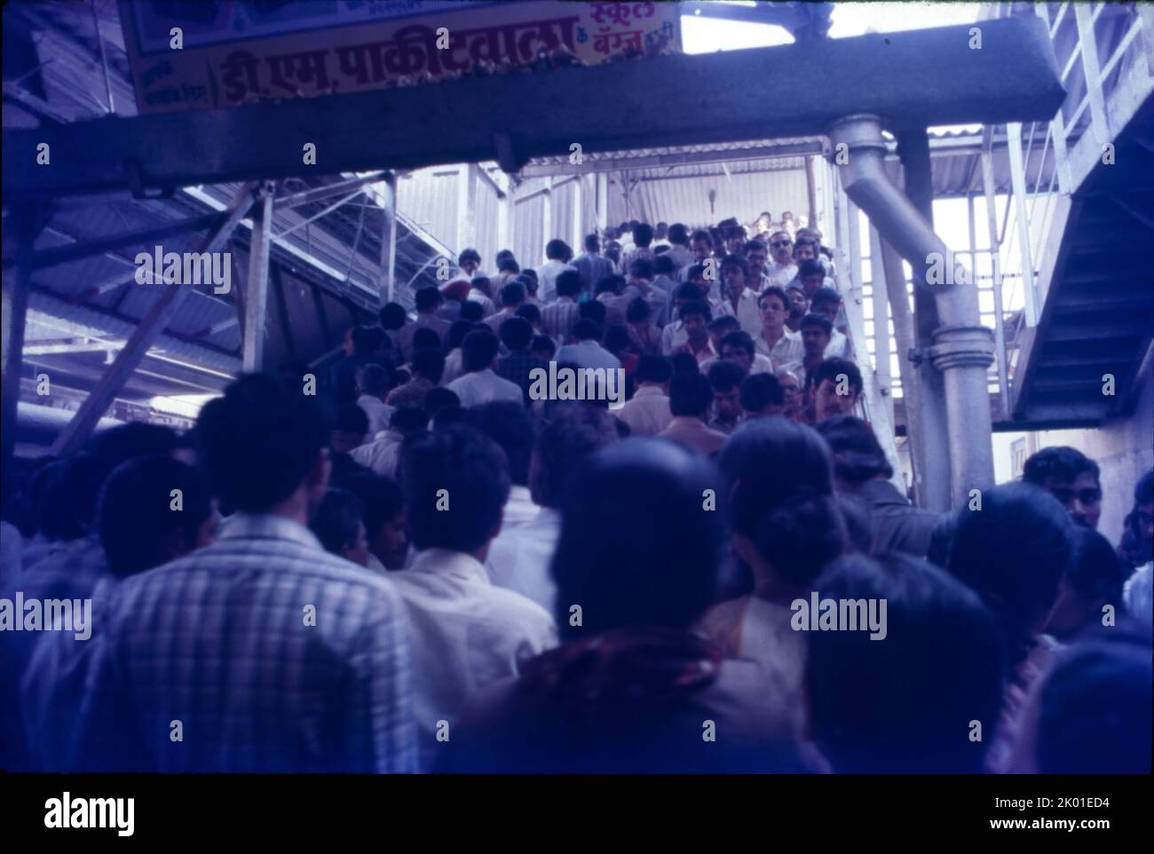 Personnes sur le pont de chemin de fer, Dadar, Mumbai Banque D'Images