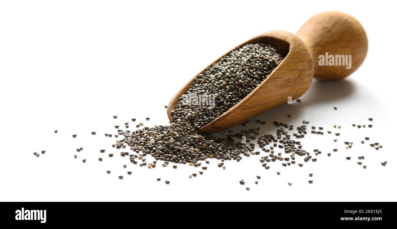 Graines de Chia dans une pelle en bois isolée sur blanc Banque D'Images