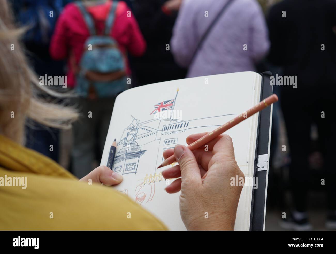 Londres, Royaume-Uni. 09th septembre 2022. L'artiste Ruby Wright dessine le drapeau à mi-mât sur Buckingham Palace. La reine britannique Elizabeth II meurt le 08.09.2022 à l'âge de 96 ans. Credit: Larissa Schwedes/dpa/Alay Live News Banque D'Images