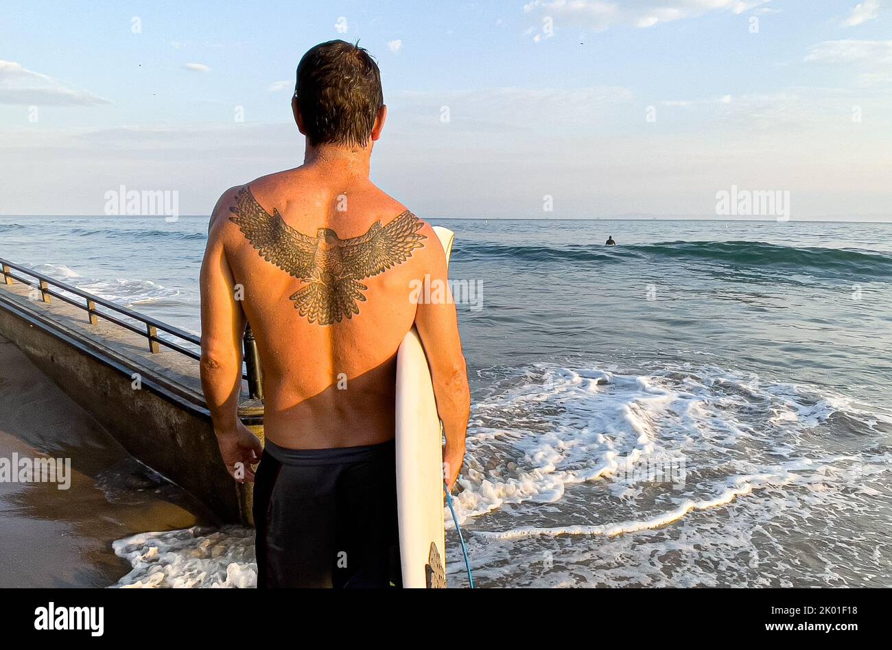 Montecito, Californie, États-Unis. 8th septembre 2022. Surfeur avec le magnifique TATOUAGE HAWK donne sur l'océan Pacifique. Des vagues exceptionnellement grandes pour cette région de Butterfly Beach, sur un océan semblable à du verre, invitent les surfeurs à jouer dans le surf, grâce à un ouragan dans le sud de la Californie/Mexique.Ceci est en face de l'hôtel four Seasons de Ty Warner, à Montecito, CA, (Credit image: © Amy Katz/ZUMA Press Wire) Credit: ZUMA Press, Inc./Alamy Live News Banque D'Images