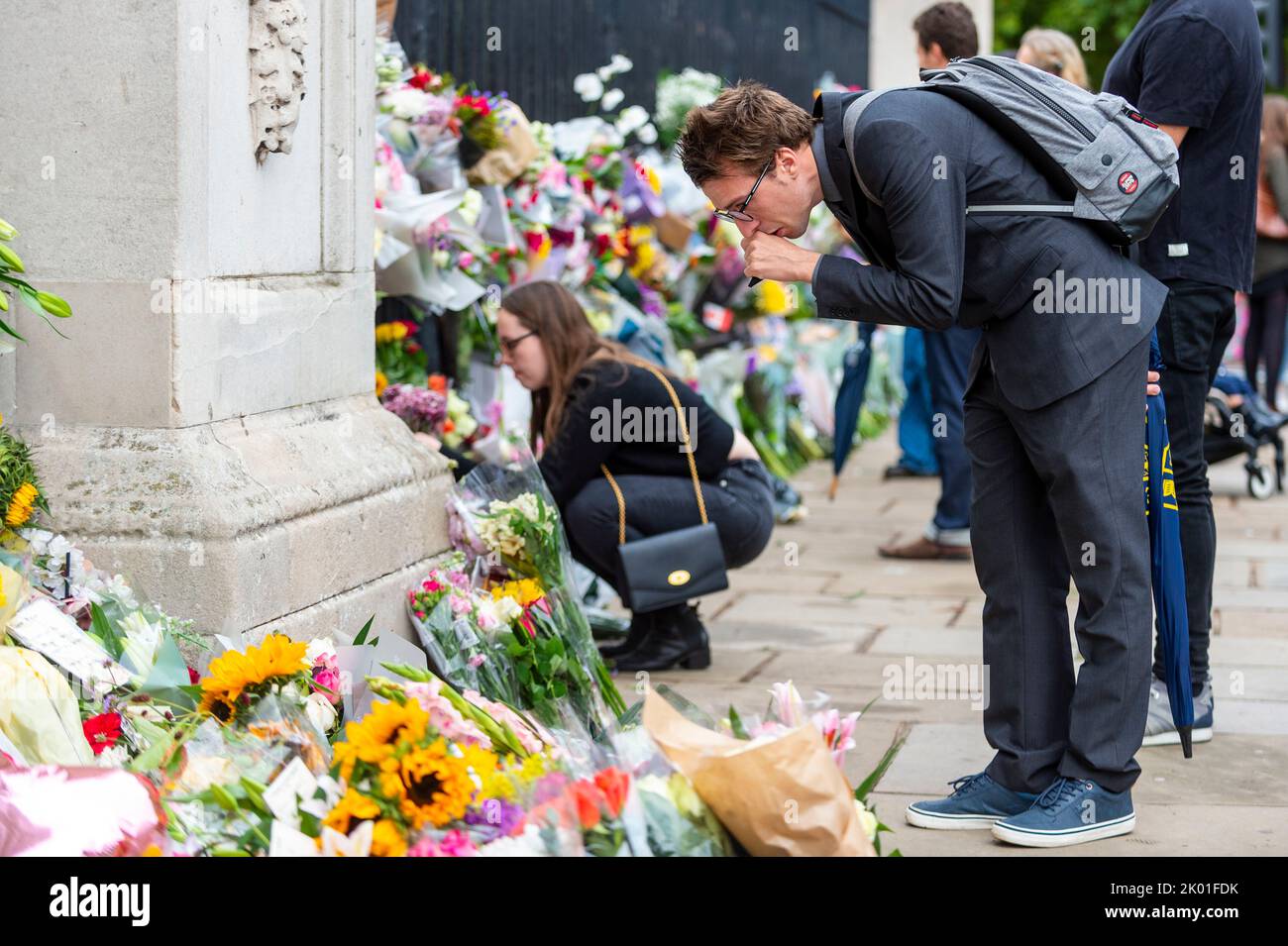 Londres, Royaume-Uni. 9 septembre 2022. Un homme a vue à l'extérieur de Buckingham Palace. La veille, il a été annoncé que la reine Elizabeth II, le monarque le plus ancien de l'histoire britannique, était morte à l'âge de 96 ans à Balmoral, en Écosse. Son fils, connu maintenant sous le nom de roi Charles III, lui succédera. Credit: Stephen Chung / Alamy Live News Banque D'Images