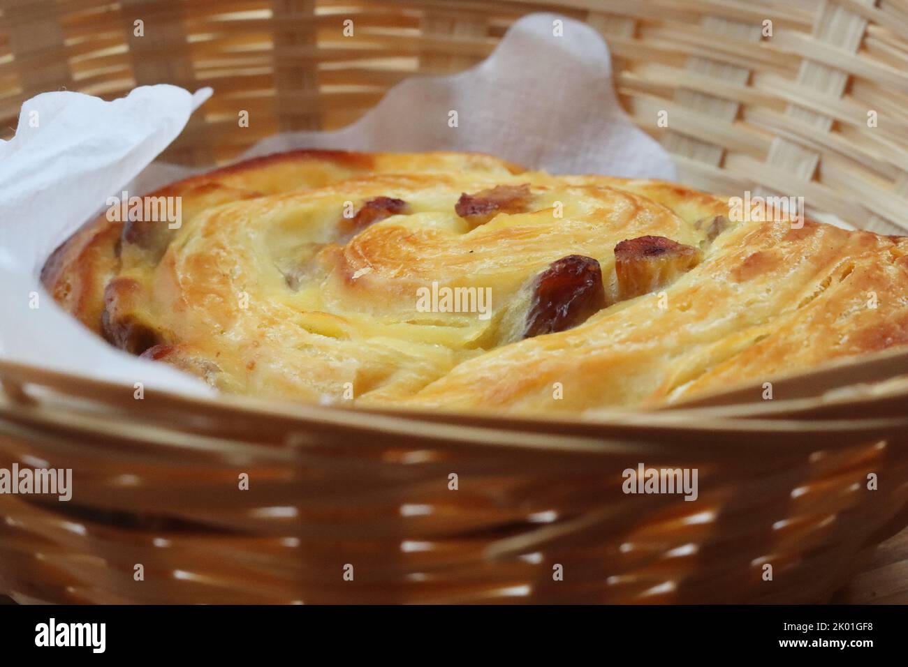 Un tourbillon de raisin frais et croustillant dans le panier petit déjeuner continental au café français Macaronnerle à Heidelberg. Gros plan, macro, vue latérale Banque D'Images