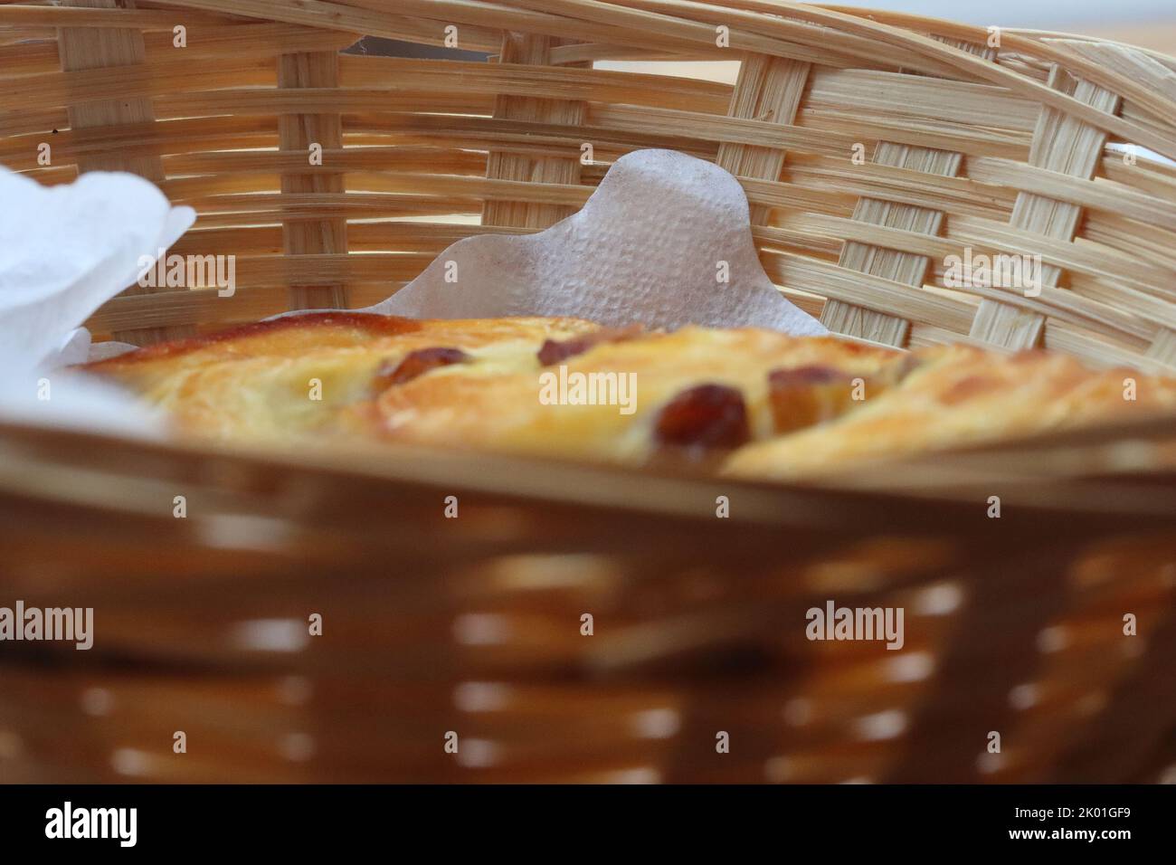 Un tourbillon de raisin frais et croustillant dans le panier petit déjeuner continental au café français Macaronnerle à Heidelberg. Gros plan, macro, vue latérale Banque D'Images