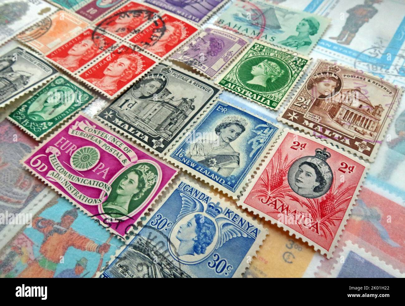 Les timbres du Commonwealth et de l'Empire britannique de nombreux pays et nations portant la reine Elizabeths se dirigent au fil des ans ER Banque D'Images