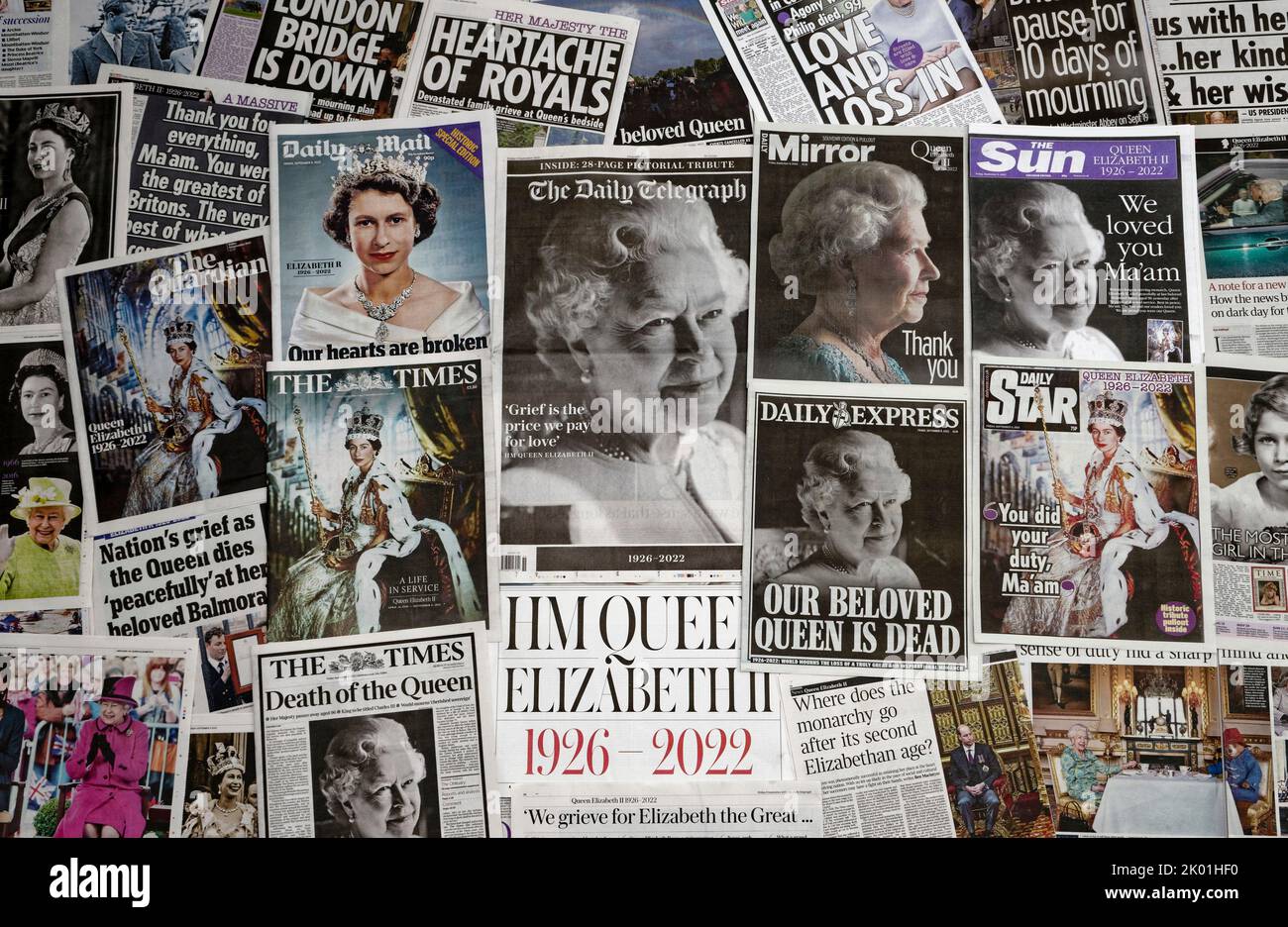 Londres, Angleterre - 09 septembre 2022: Journaux en première page sur le décès de la reine Elizabeth II, qui est décédée à l'âge de 96 ans sur 8 septembre 20 Banque D'Images
