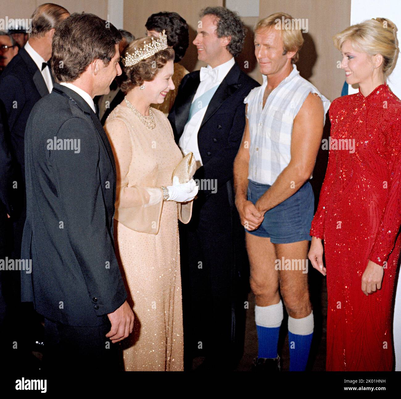 Royal Charity concert 1980 - Reine Elizabeth II, Paul Hogan (acteur Crocodile Dundee), Olivia Newton-John (fièvre du samedi soir). Banque D'Images