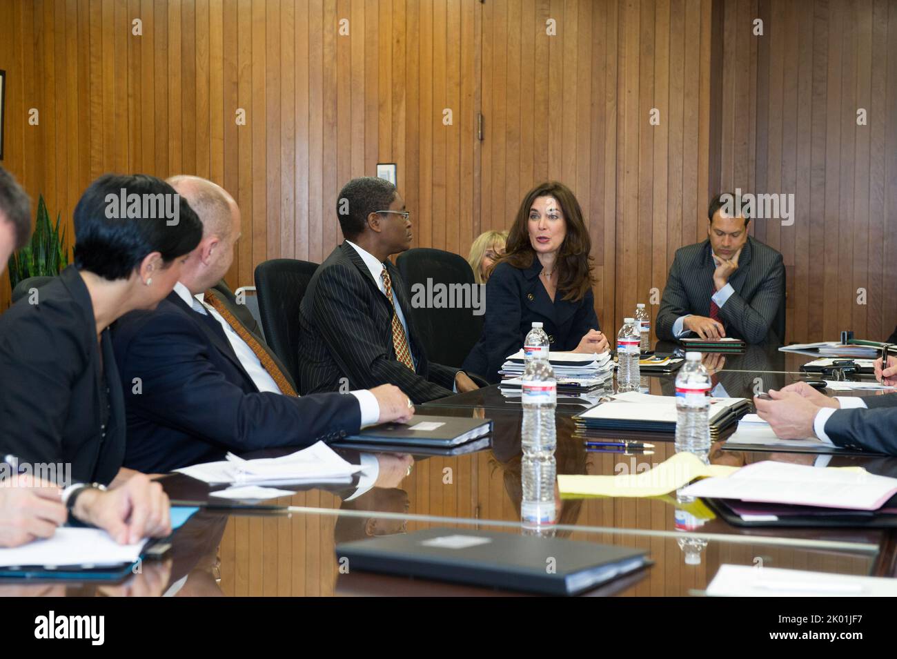 Visite d'une délégation du ministère allemand des Transports, de la construction et du développement urbain, dirigée par le secrétaire d'État Rainer Bomba, au siège de la HUD pour une réunion avec le secrétaire adjoint Ron Sims et d'autres hauts fonctionnaires, et la signature de l'Allemand-États-Unis «Déclaration d'intention conjointe» sur le logement et le développement urbain durable. Banque D'Images