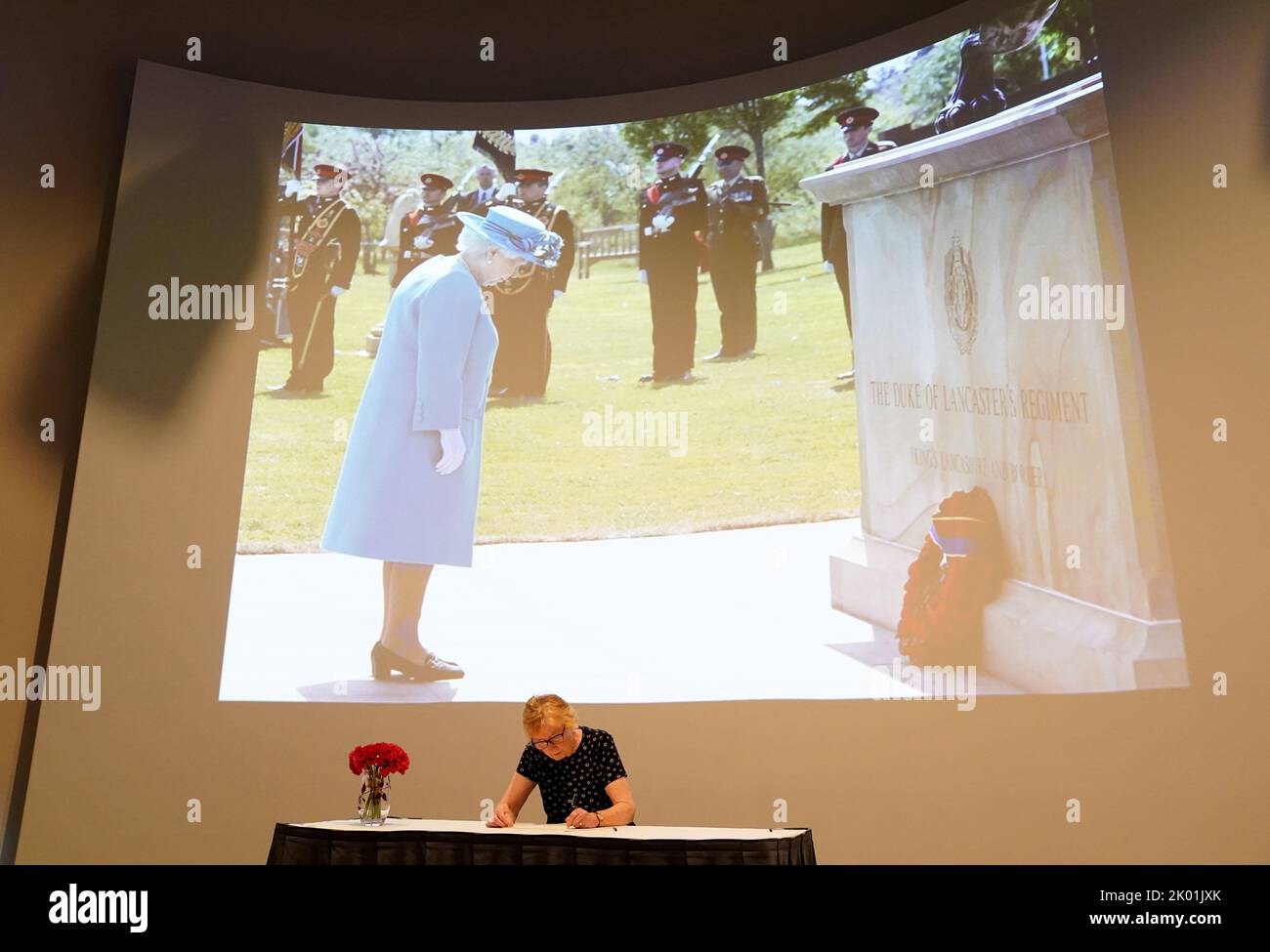 Un membre du public signe le livre de condoléances à l'Arboretum du Mémorial national d'Alrewas, après la mort de la reine Elizabeth II, jeudi. Date de la photo: Vendredi 9 septembre 2022. Banque D'Images