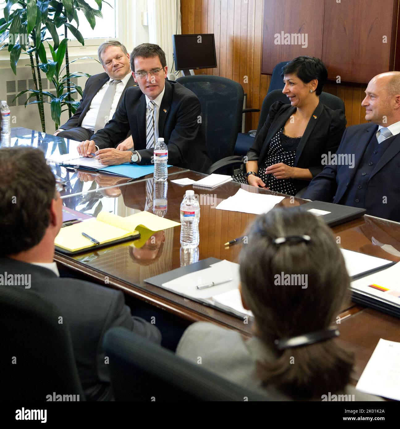 Visite d'une délégation du ministère allemand des Transports, de la construction et du développement urbain, dirigée par le secrétaire d'État Rainer Bomba, au siège de la HUD pour une réunion avec le secrétaire adjoint Ron Sims et d'autres hauts fonctionnaires, et la signature de l'Allemand-États-Unis «Déclaration d'intention conjointe» sur le logement et le développement urbain durable. Banque D'Images