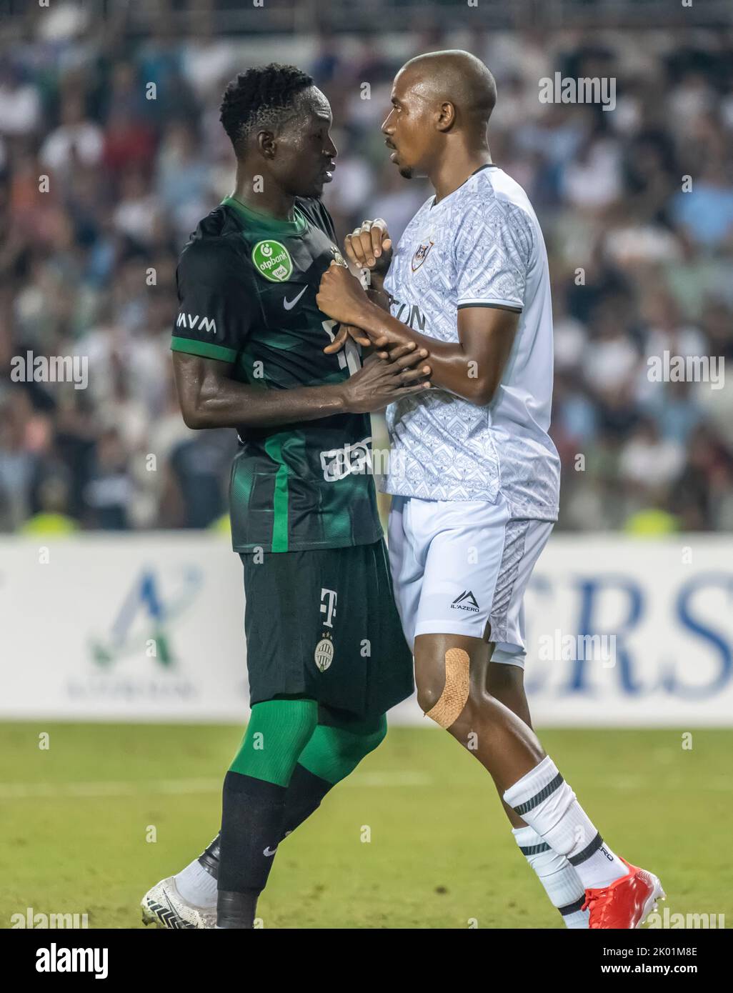 Bakou, Azerbaïdjan – 3 août 2022. Julio Rodrigues Romao, milieu de terrain de Qarabag, pousse l'attaquant Ferencvaros Adama Traore pendant la qua de la Ligue des champions de l'UEFA Banque D'Images