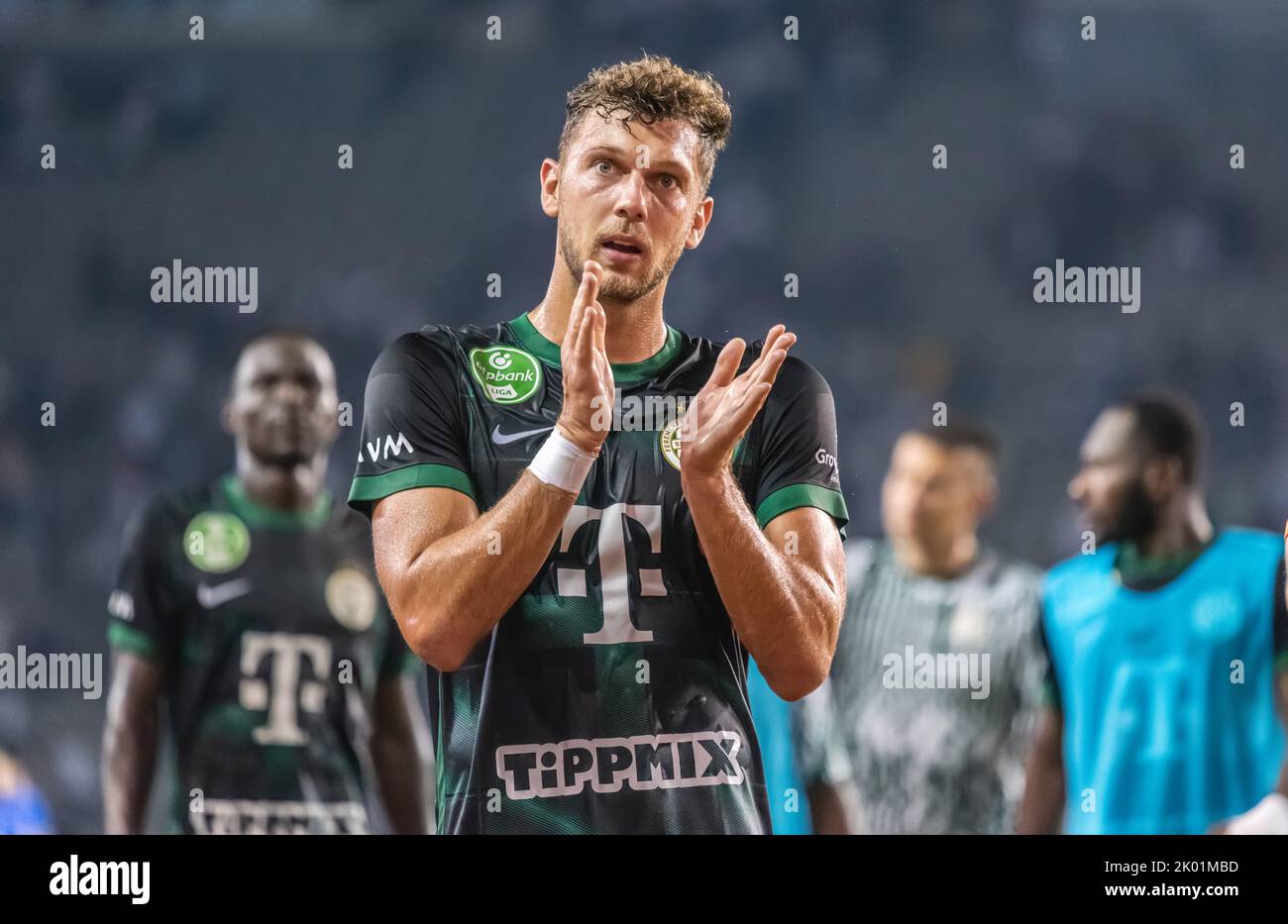 Bakou, Azerbaïdjan – 3 août 2022. Balint Vecsei, milieu de terrain de Ferencvaros, salua les fans après que les qualifications de l'UEFA Champions League correspondent à Qarabag vs Feren Banque D'Images