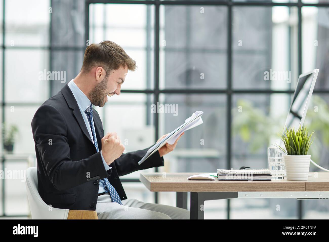 drôle employé de sexe masculin ont le plaisir de jouer gagnant dans le bureau moderne Banque D'Images