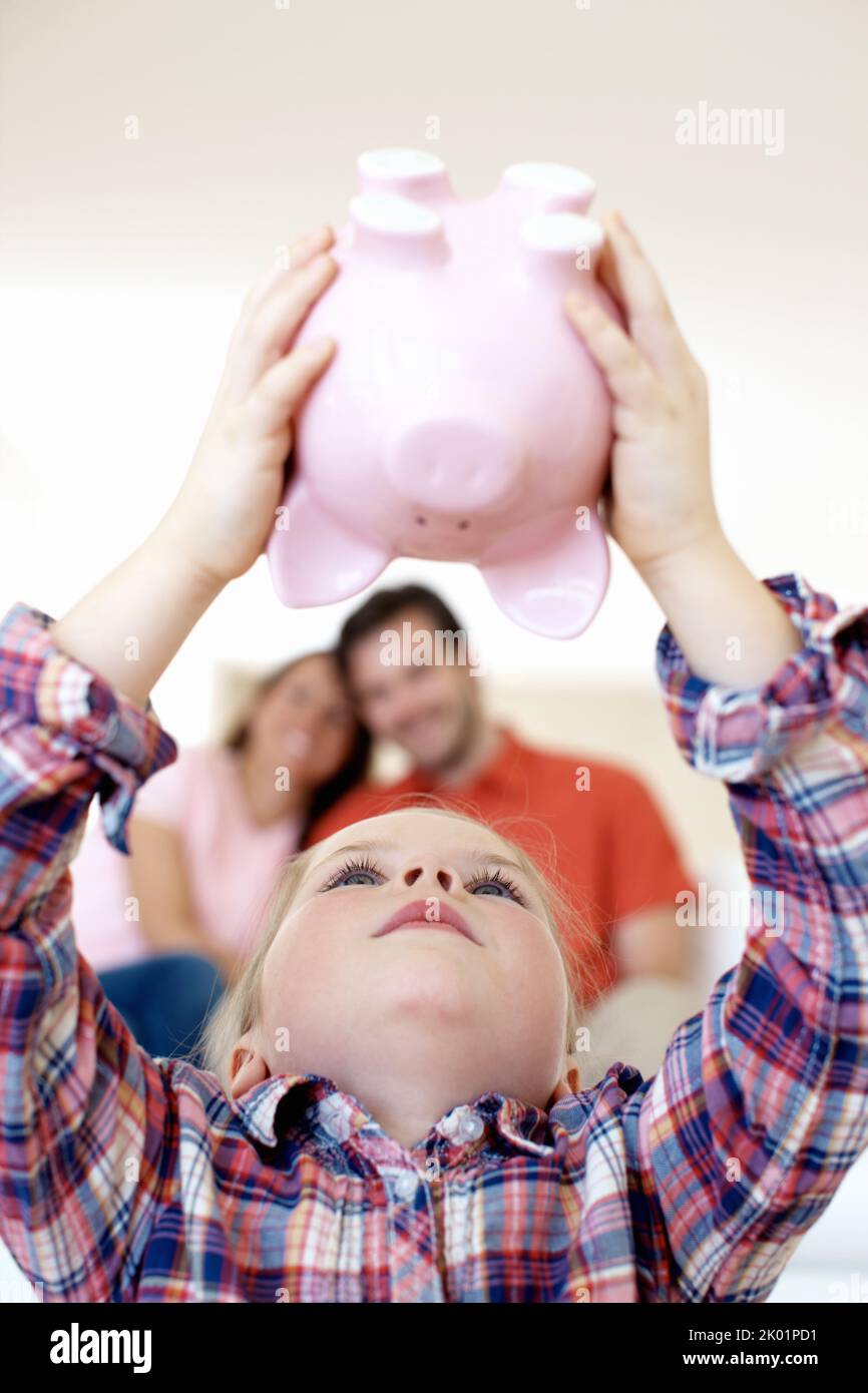 Combien y a-là. Une petite fille tient son piggybak à l'envers. Banque D'Images