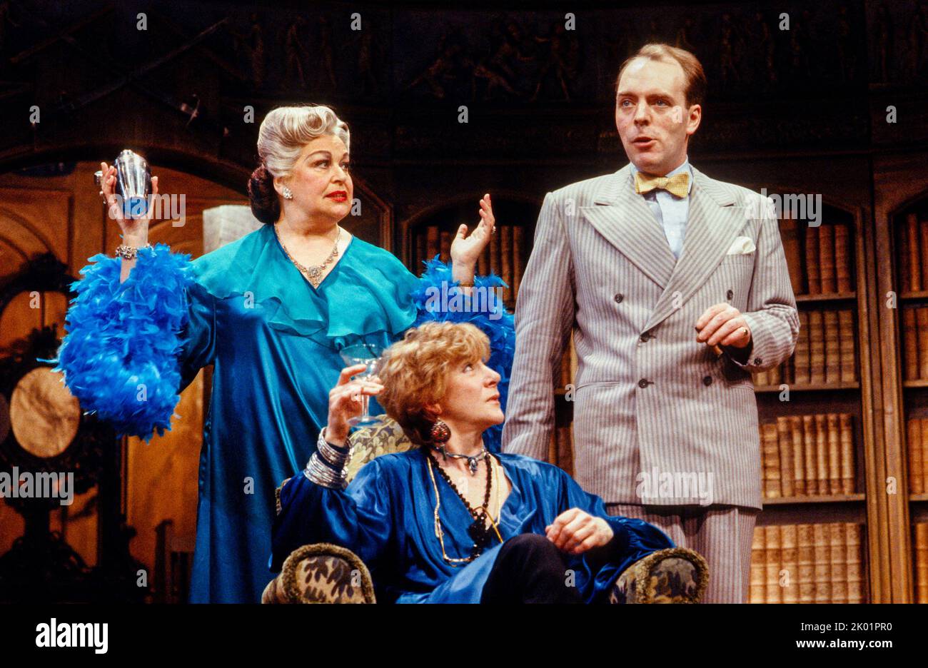 l-r: Margaret Courtenay (Elsa von Grossenknuten), Sheila Steafel (Bernice Roth), Simon Cadell (Eddie McCuen) dans LES MEURTRES DE comédie MUSICALE DE 1940 par John Bishop au Greenwich Theatre, Londres SE10 28/03/1988 musique originale: Ted Dimons design: Peter Rice Lighting: Mick Hughes réalisateur: Peter Farago Banque D'Images