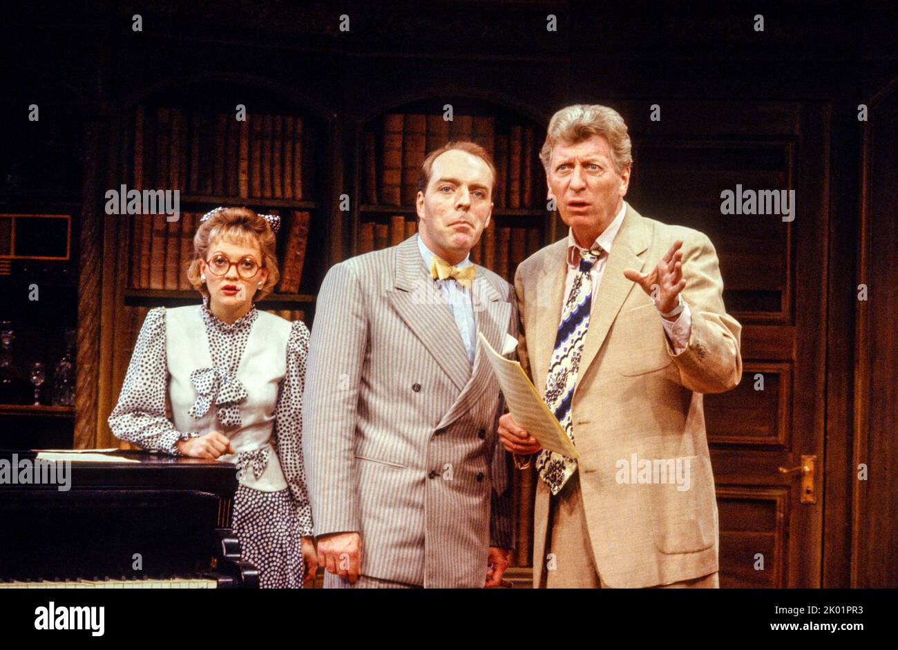 l-r: Maria Friedman (Nikki Crandall), Simon Cadell (Eddie McCuen), Tom Baker (Ken de la maïs) dans LES MEURTRES DE comédie MUSICALE DE 1940 par John Bishop au Greenwich Theatre, Londres SE10 28/03/1988 musique originale: Ted Dimons design: Peter Rice Lighting: Mick Hughes réalisateur: Peter Farago Banque D'Images