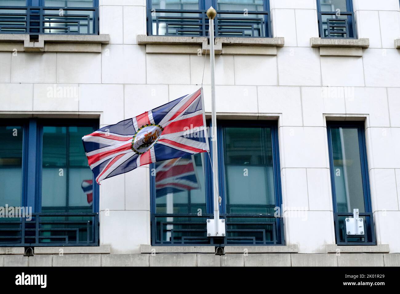 Bruxelles, Belgique. 09th septembre 2022. Drapeau de l'Union devant l'ambassade britannique en Berne à la suite du décès de la reine Elizabeth II du Royaume-Uni à Bruxelles, Belgique, le 9 septembre 2022. Crédit: ALEXANDROS MICHAILIDIS/Alamy Live News Banque D'Images
