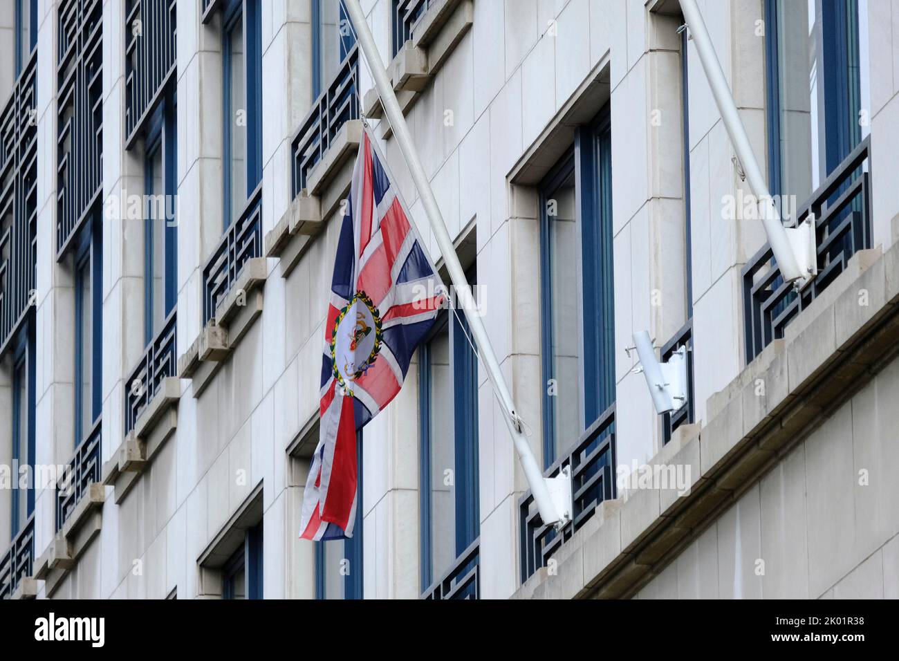 Bruxelles, Belgique. 09th septembre 2022. Drapeau de l'Union devant l'ambassade britannique en Berne à la suite du décès de la reine Elizabeth II du Royaume-Uni à Bruxelles, Belgique, le 9 septembre 2022. Crédit: ALEXANDROS MICHAILIDIS/Alamy Live News Banque D'Images