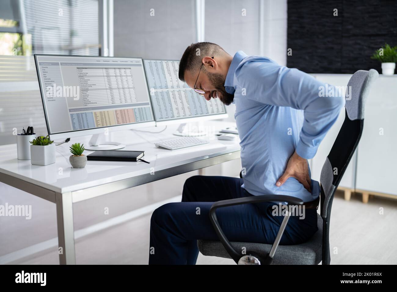 Homme avec douleur de dos.Mauvaise posture du bureau Banque D'Images