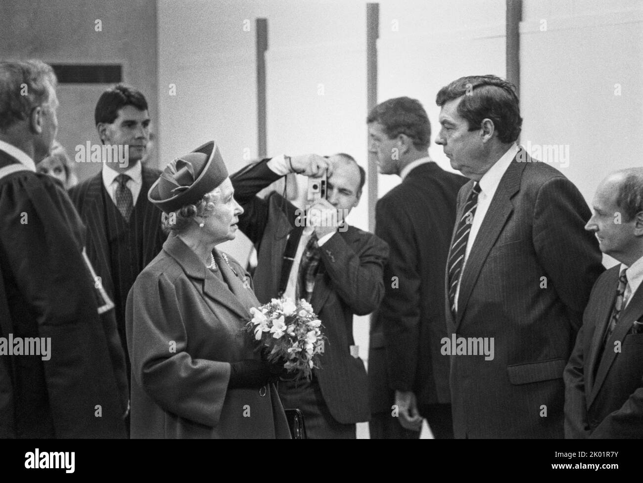 En octobre 1993, la reine Elizabeth II ouvre le nouveau bâtiment d'ingénierie (nommé les bâtiments de la reine) à l'université de Cardiff, au pays de Galles, au Royaume-Uni. Photo de l'archive: Rob Watkins/Alay Banque D'Images