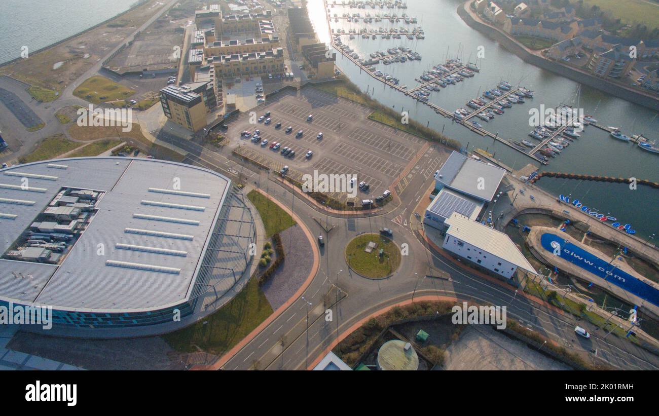 Vues aériennes de la baie de Cardiff, y compris le Vindico Arena, la piscine internationale de Cardiff et la baie de Cardiff Banque D'Images