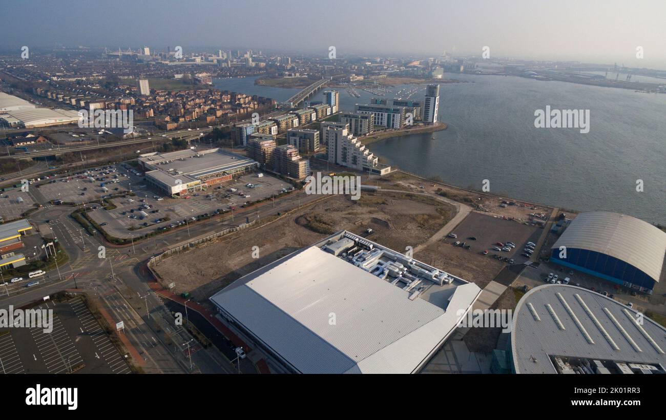 Vues aériennes de la baie de Cardiff, y compris le Vindico Arena, la piscine internationale de Cardiff et la baie de Cardiff Banque D'Images