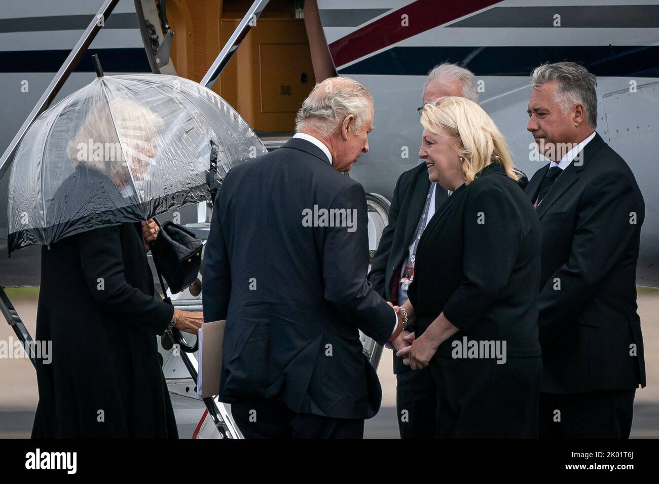 Le roi Charles III et la reine (à gauche) sont accueillis à l'aéroport d'Aberdeen avant de monter à bord d'un avion pour Londres après la mort de la reine Elizabeth II jeudi. Date de la photo: Vendredi 9 septembre 2022. Banque D'Images